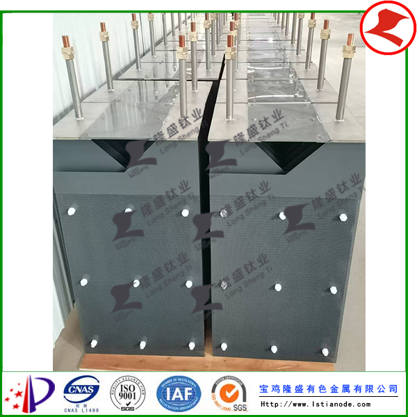 废水处理用钛电极组顺利发货